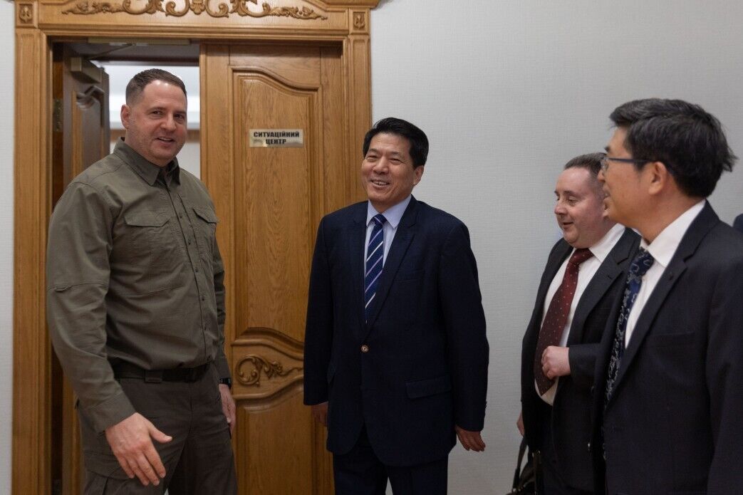 Specjalny przedstawiciel Chin ds. Eurazji odwiedził Kijów: pokazano mu fragmenty pocisku rakietowego z KRLD. Zdjęcie