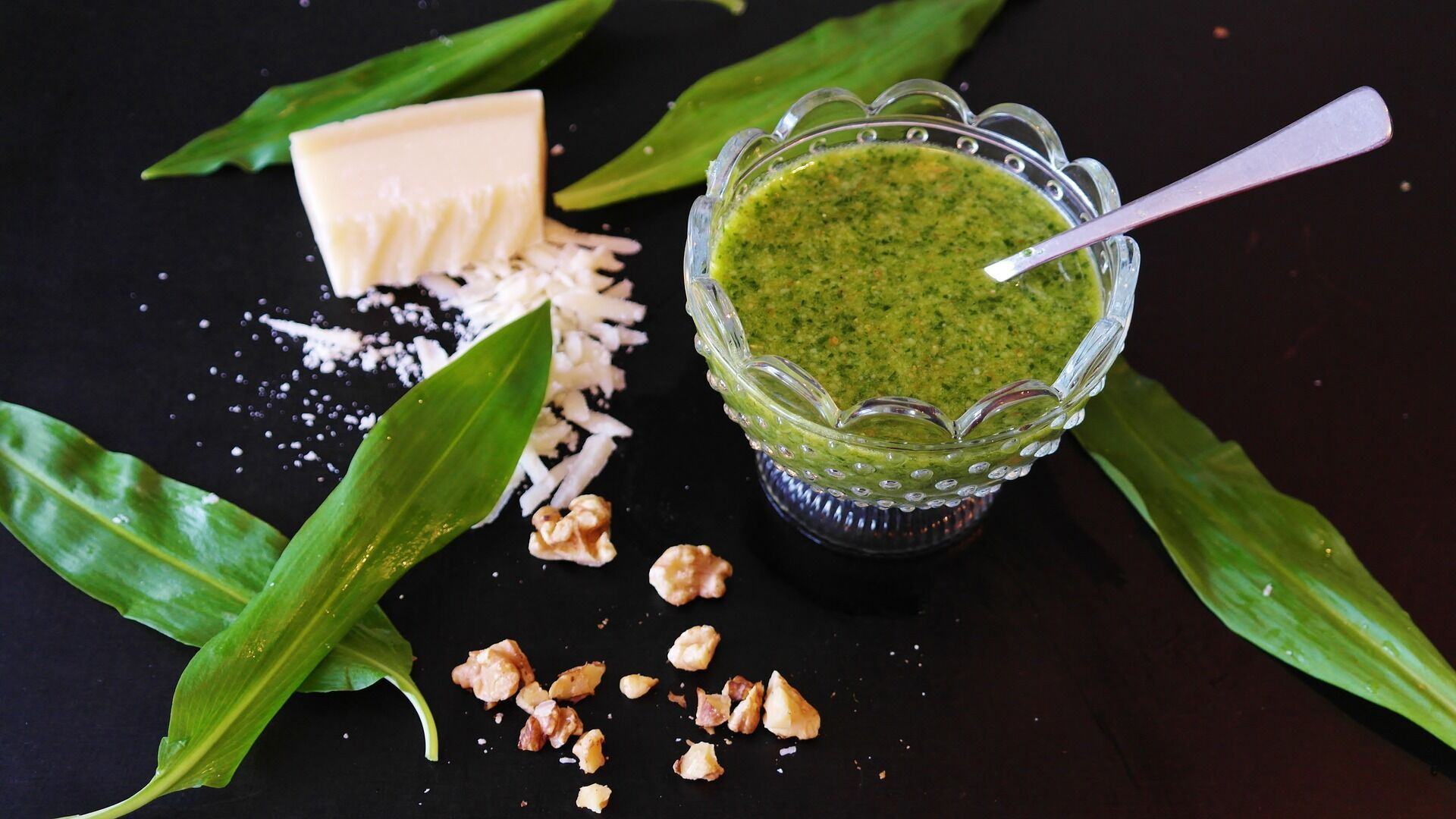 How to make a delicious pesto sauce at home