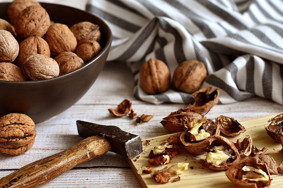 How to easily peel walnuts: effective methods