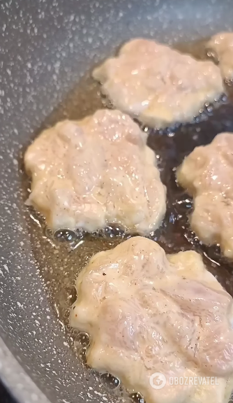 What to add to chicken cutlets to make them juicy: a simple ingredient
