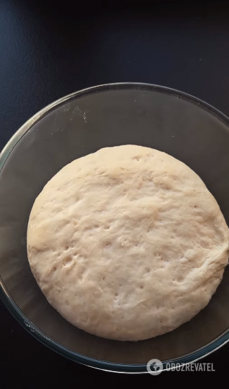 Very fast and fluffy pizza dough: no sticking to your hands