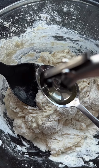 Very fast and fluffy pizza dough: no sticking to your hands