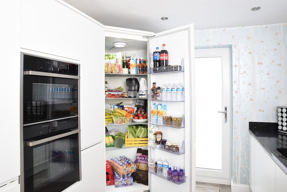 How to clean the refrigerator from yellow stains