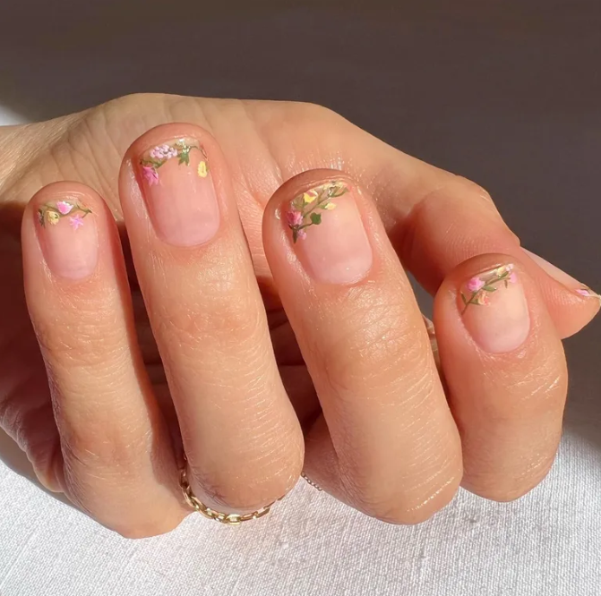 10 świeżych pomysłów na wiosenny manicure dla krótkich paznokci. Zdjęcie