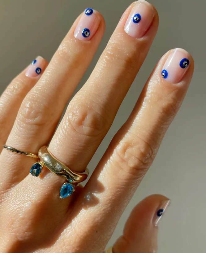 10 świeżych pomysłów na wiosenny manicure dla krótkich paznokci. Zdjęcie