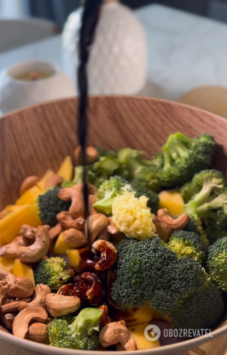 Turkey fillet with broccoli and mango: a full lunch or dinner