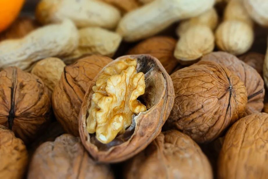 How to easily peel walnuts: the most effective ways