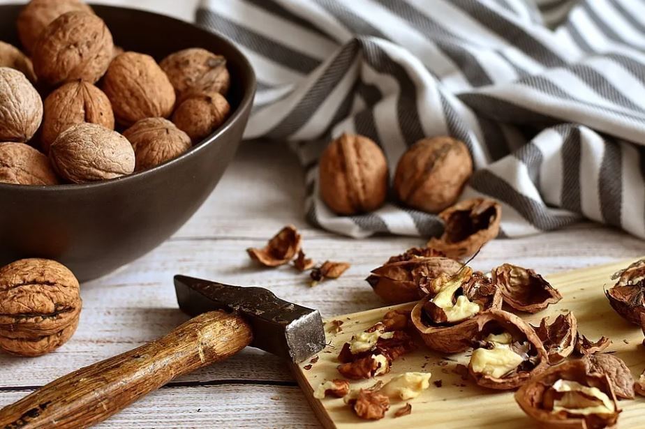 How to easily peel walnuts: the most effective ways