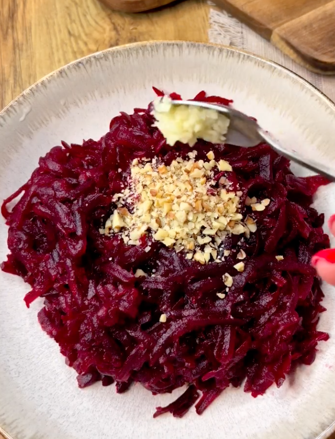 Beets with nuts and garlic