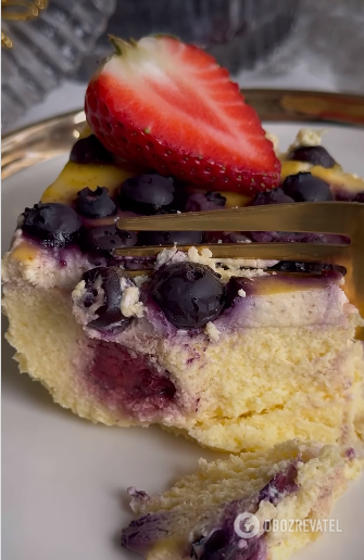 Curd casserole with berries and sauce: just what you need for a delicious breakfast