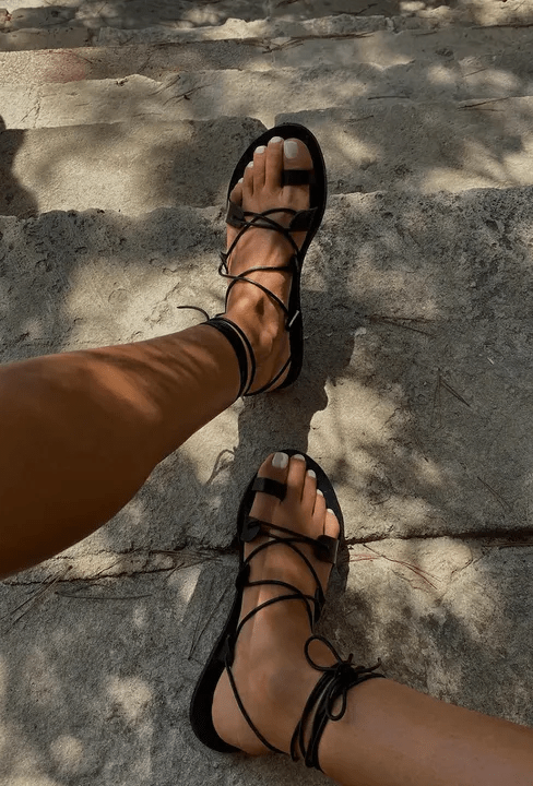 The sandal season is just around the corner: 6 luxurious pedicure colors. Photo