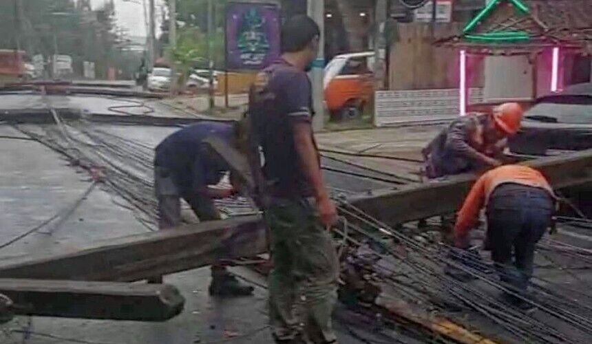 A Russian tourist knocked down 7 power poles and left several blocks in Phuket without electricity: the car turned into scrap. Photo