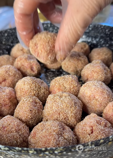 Meetballs in a creamy spinach sauce: a meat dish that goes with any appetizers