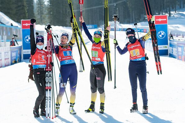 Ukraińscy biathloniści świętują nagrodę w sztafecie.