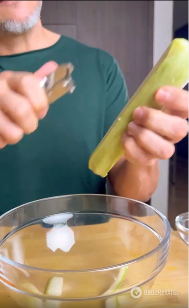 Slicing a zucchini