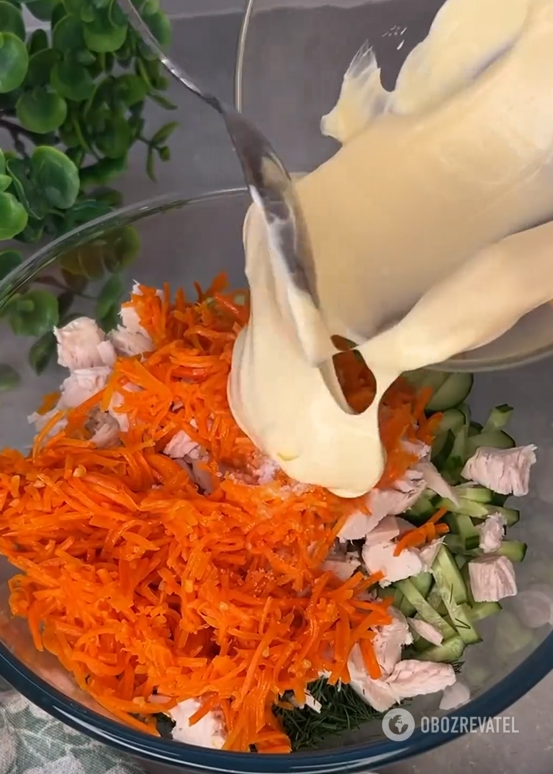 Light salad without mayonnaise with chicken, Korean carrots and Chinese cabbage: how to dress it