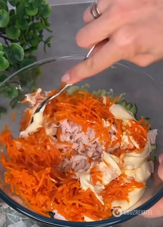 Light salad without mayonnaise with chicken, Korean carrots and Chinese cabbage: how to dress it