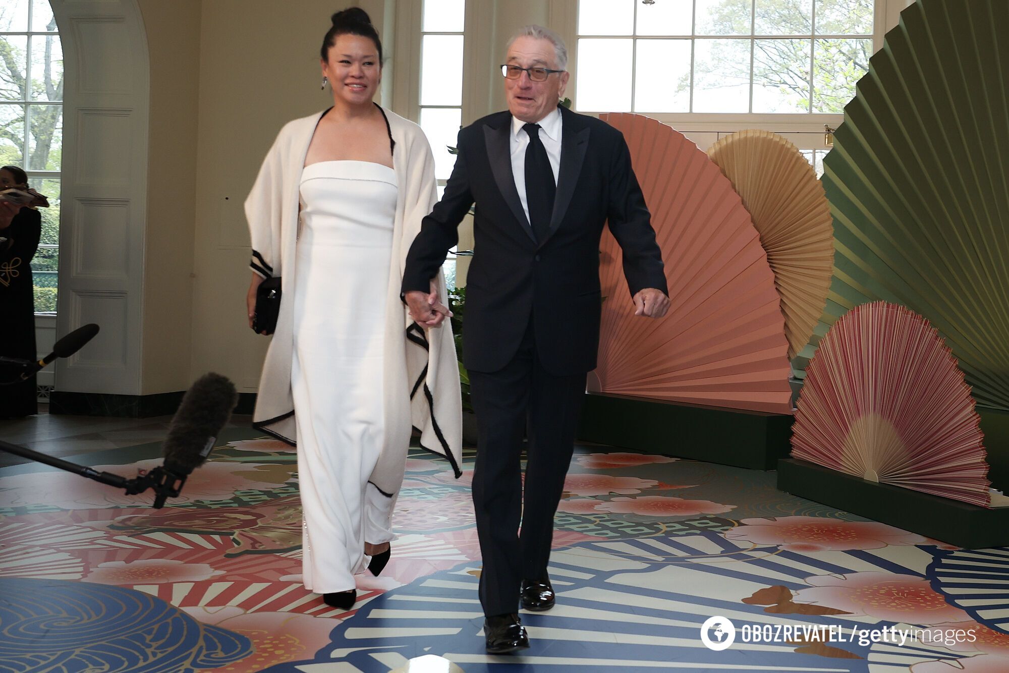He is 80, she is 45. Robert De Niro appeared at a luxury dinner with his girlfriend