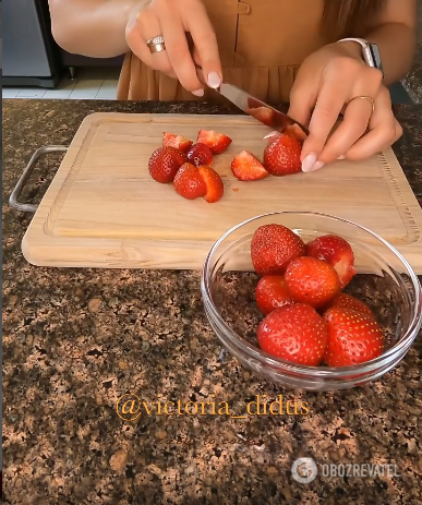Healthy cottage cheese casserole with strawberries: how to replace regular flour