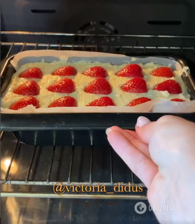 Healthy cottage cheese casserole with strawberries: how to replace regular flour