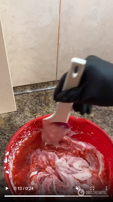 Three-ingredient homemade strawberry ice cream: freezes very quickly