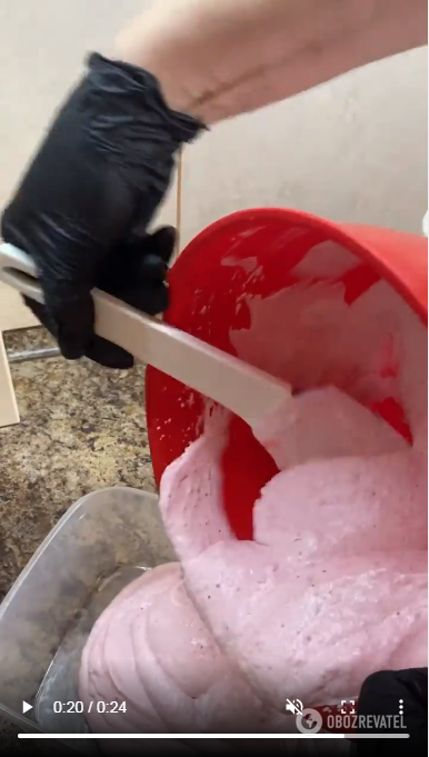 Three-ingredient homemade strawberry ice cream: freezes very quickly