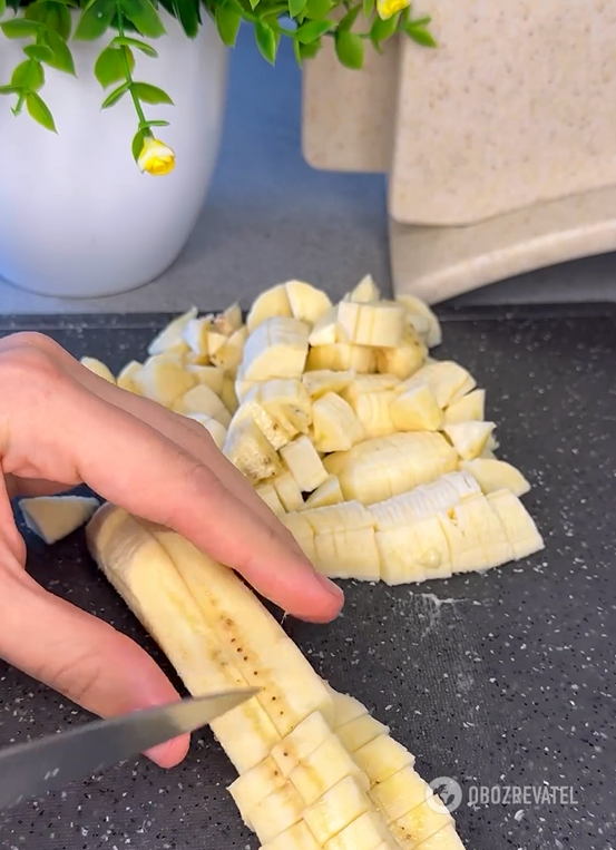 Simple tea cake with bananas and kiwi: no baking required