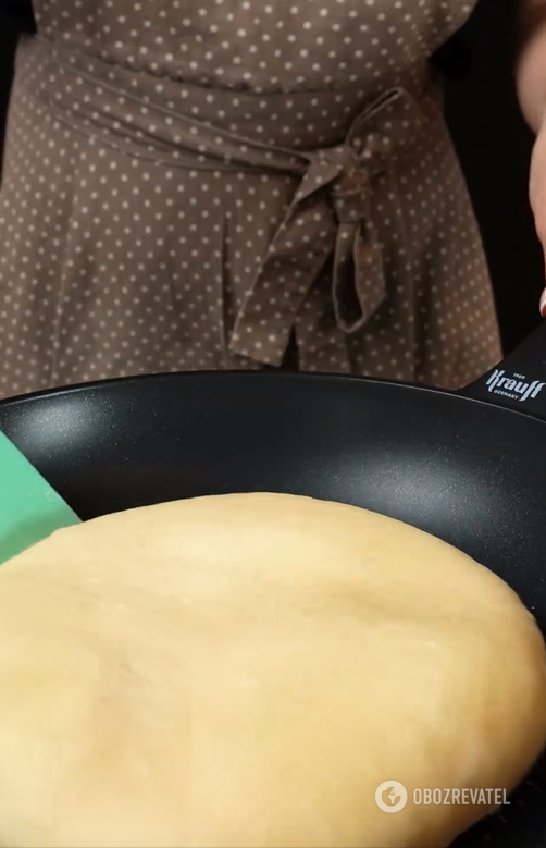 Delicious khachapuri in a frying pan in 15 minutes: what to make the dough from