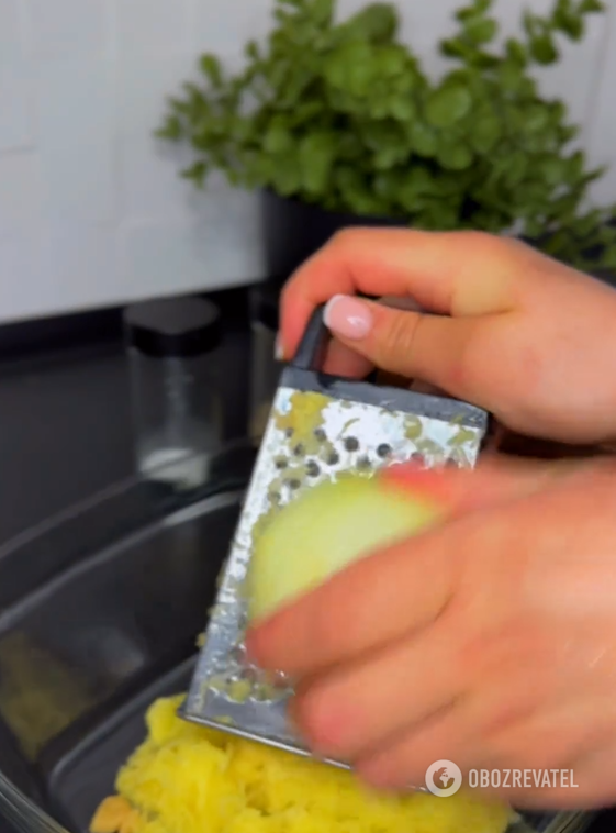 Perfect mayonnaise dranyky: how to grate potatoes correctly so they do not darken