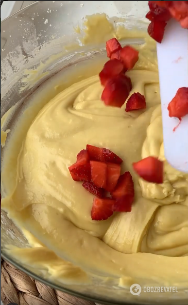 Strawberry muffins: how to prepare a simple dessert for tea quickly