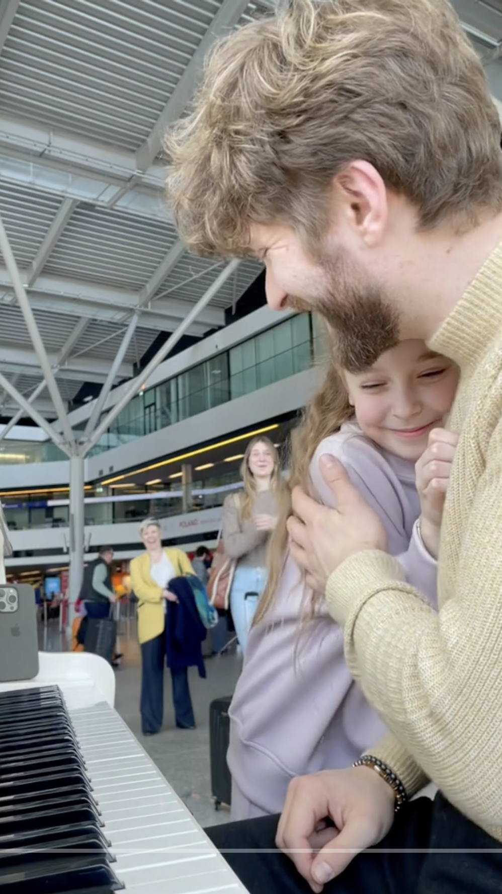 This video will make you cry: a little refugee sings Let it go at a Polish airport in Ukrainian, going viral