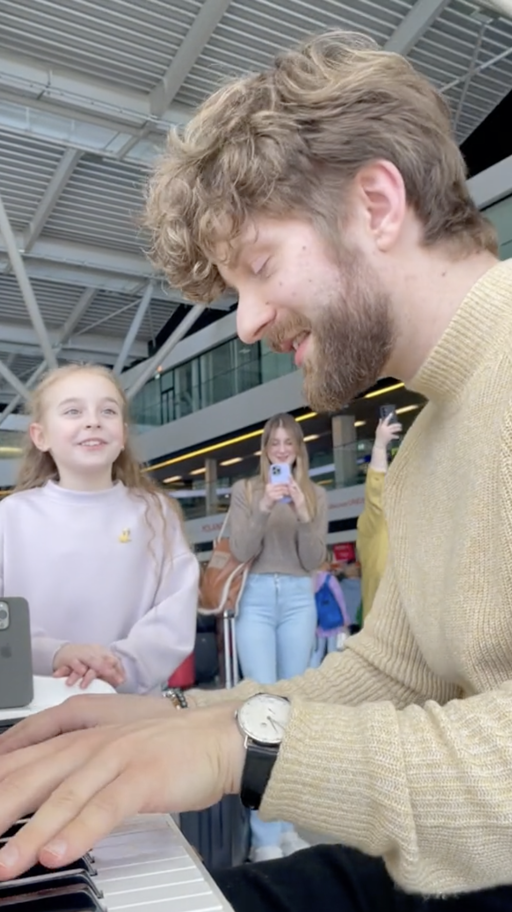 This video will make you cry: a little refugee sings Let it go at a Polish airport in Ukrainian, going viral