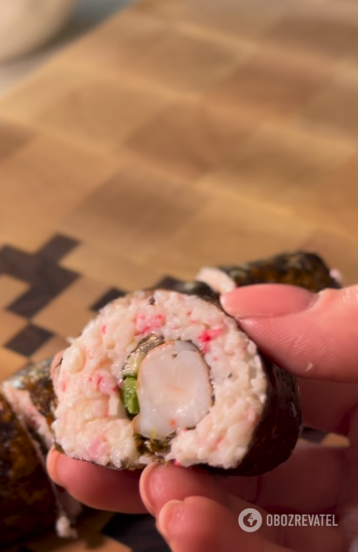 Zawiń sushi.