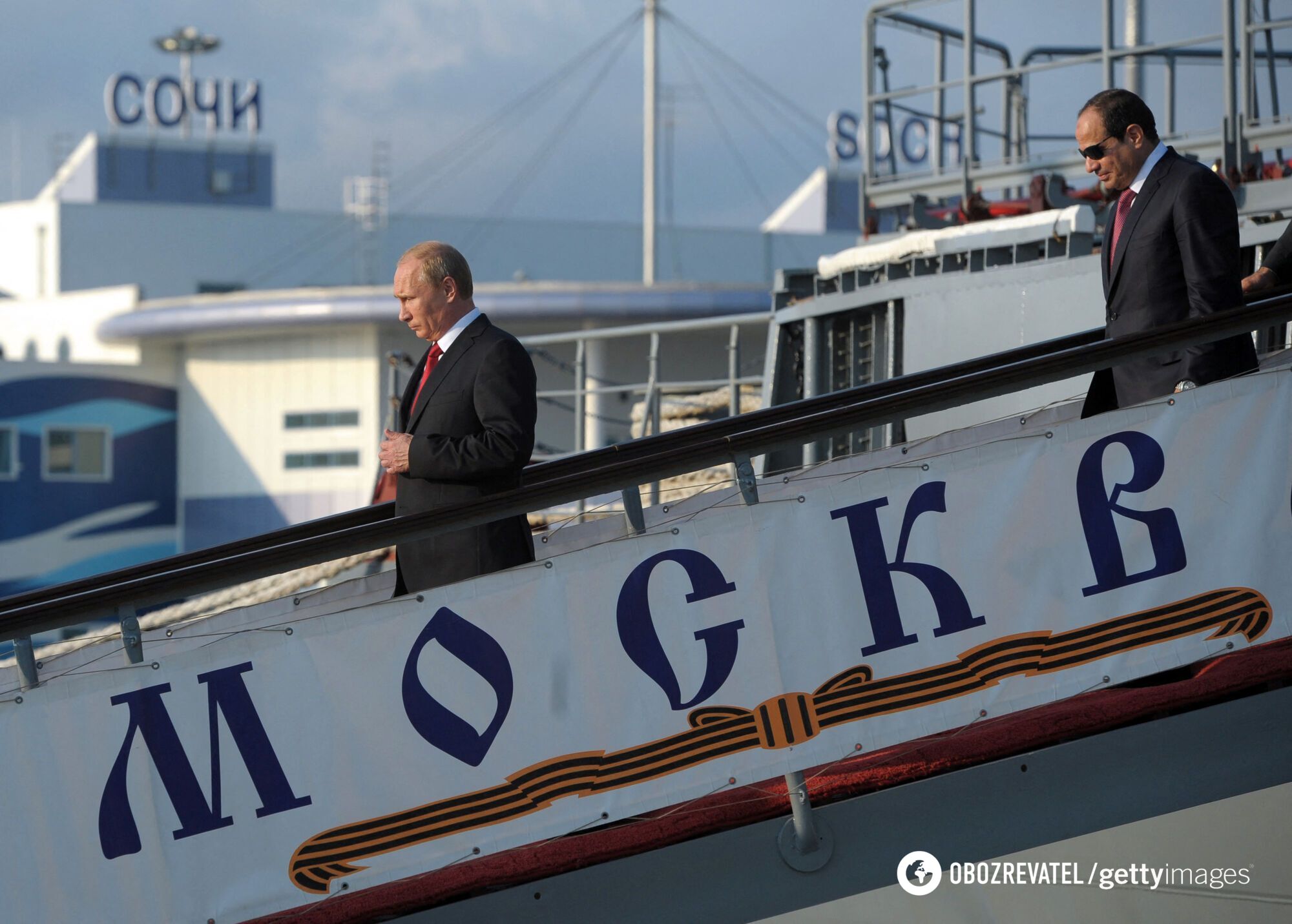 Putin i prezydent Egiptu Abdel Fattah al-Sisi (R) opuszczają krążownik rakietowy Moskwa w porcie w Soczi, 12 sierpnia 2014 r.