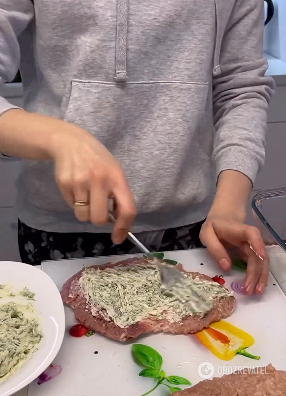 Better than cutlets and chops: how to cook juicy kruchenyky with a filling in the oven