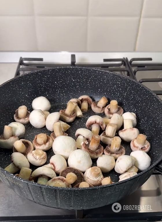 Delicious mushrooms with garlic in a skillet: cooked for 15 minutes