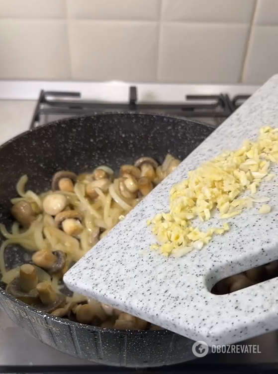 Delicious mushrooms with garlic in a skillet: cooked for 15 minutes