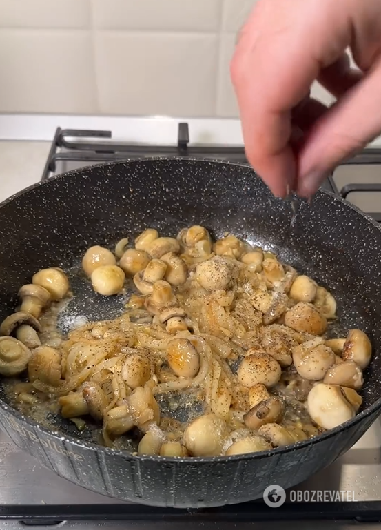 Delicious mushrooms with garlic in a skillet: cooked for 15 minutes