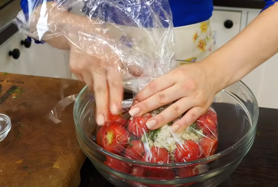 How to pickle tomatoes in a bag