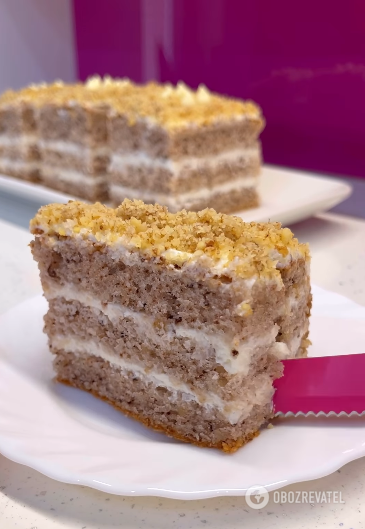 Walnut cake with buttercream: how to please your loved ones at the weekend