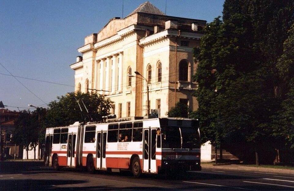 The network recalled what trolleybuses Kyiv residents used to ride in the 1990s. Archival photos