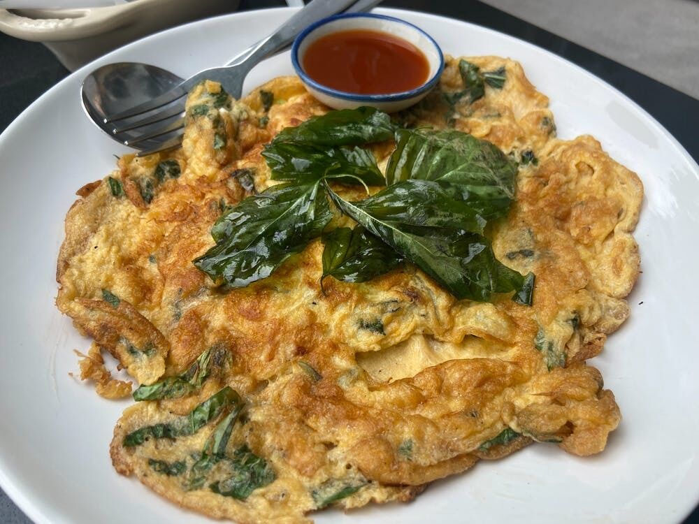 Scramble with cheese and herbs