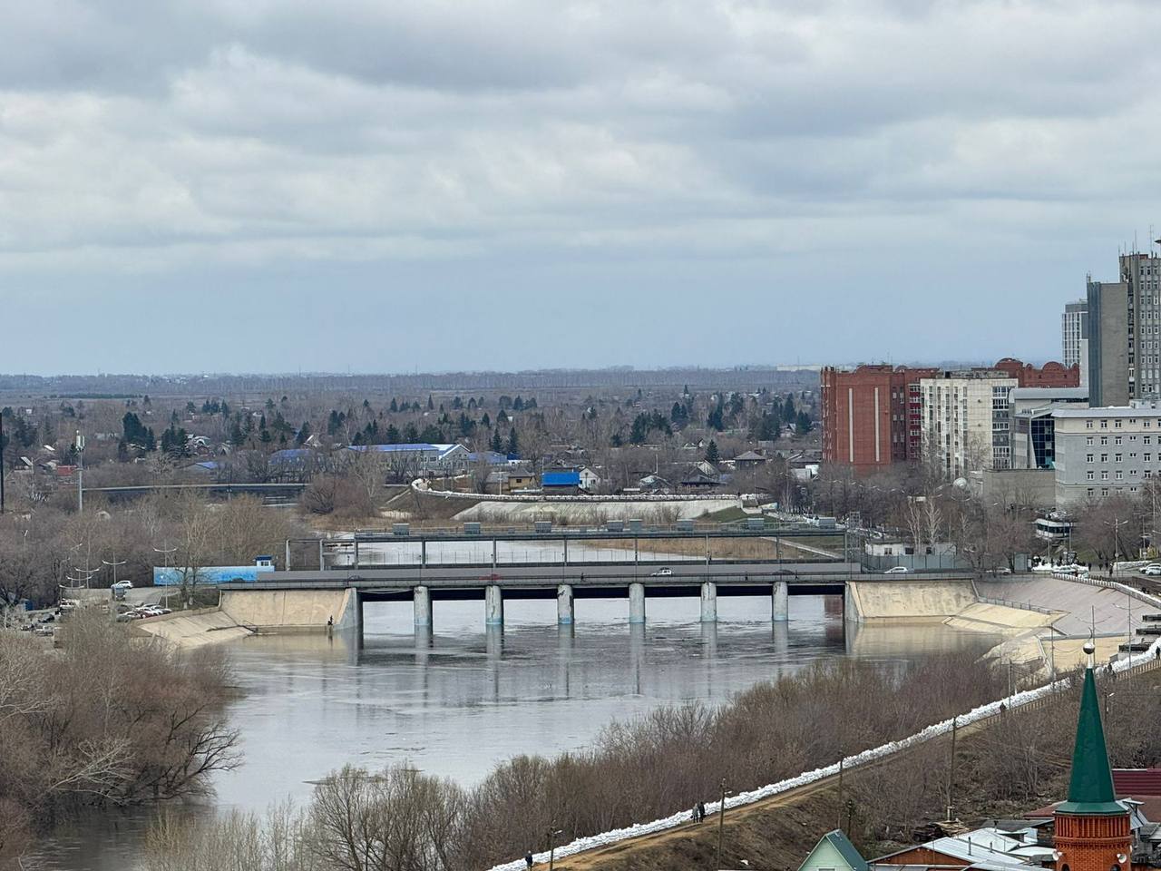 Miasta schodzą pod wodę przy dźwięku syren: ''kara niebios'' w Rosji jest pokazywana w Internecie. Zdjęcia i filmy