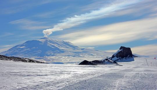 Ogromny wulkan na Antarktydzie wyrzuca złoto w powietrze: co jest z nim nie tak?