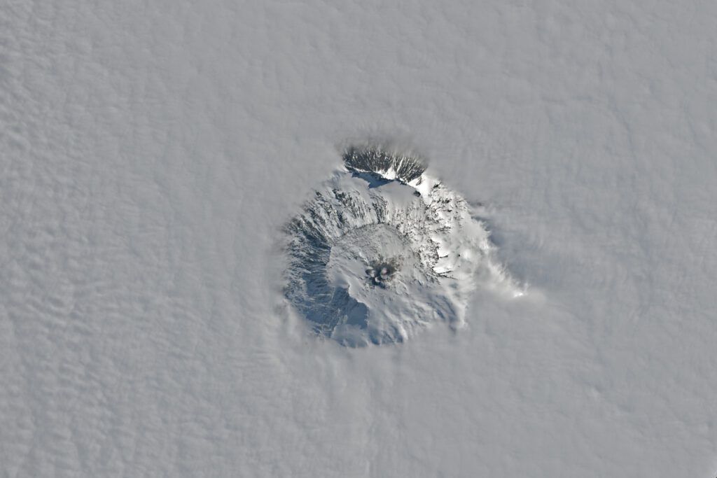 Ogromny wulkan na Antarktydzie wyrzuca złoto w powietrze: co jest z nim nie tak?