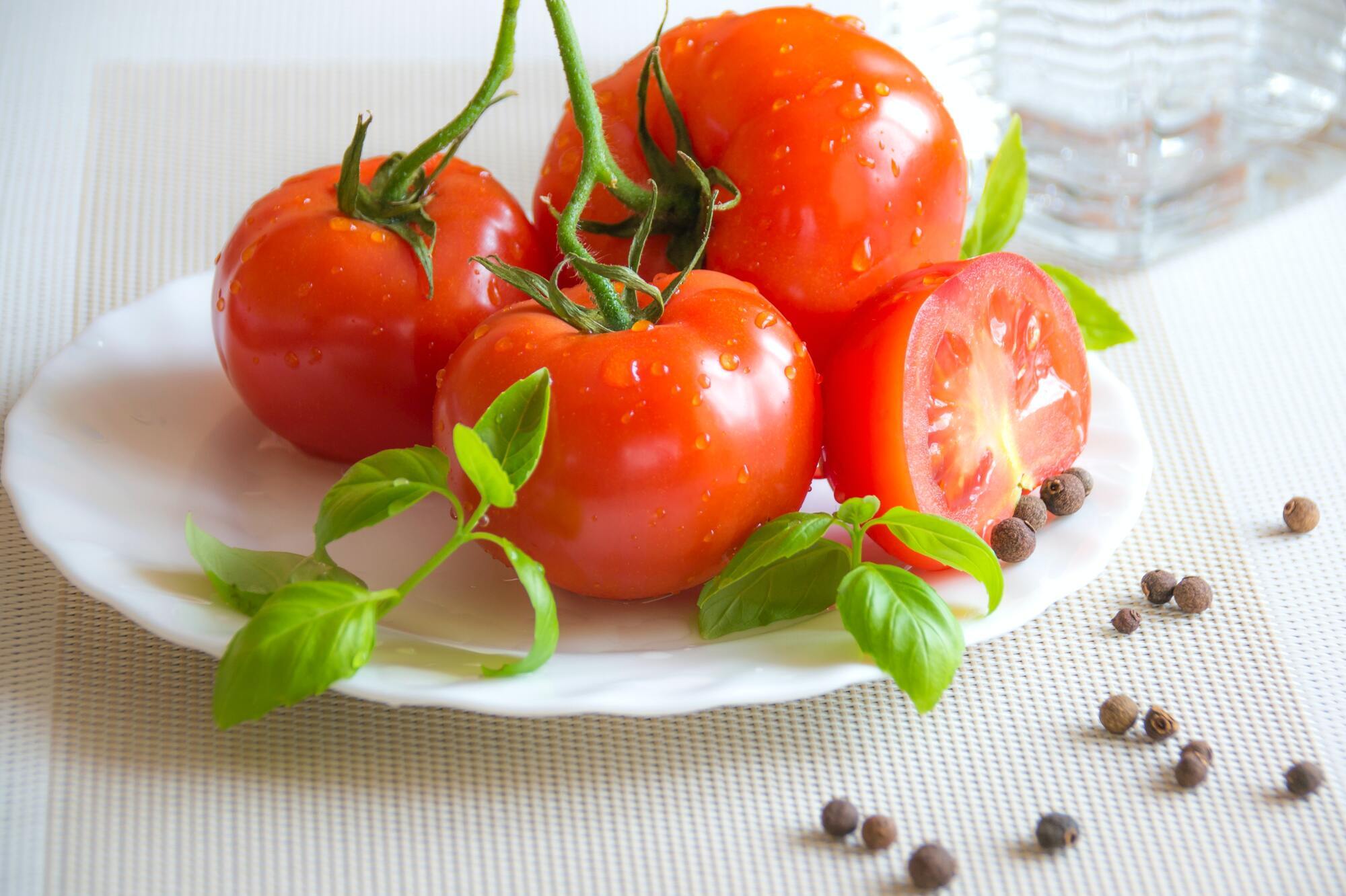 What to do to prevent tomatoes from cracking during preservation