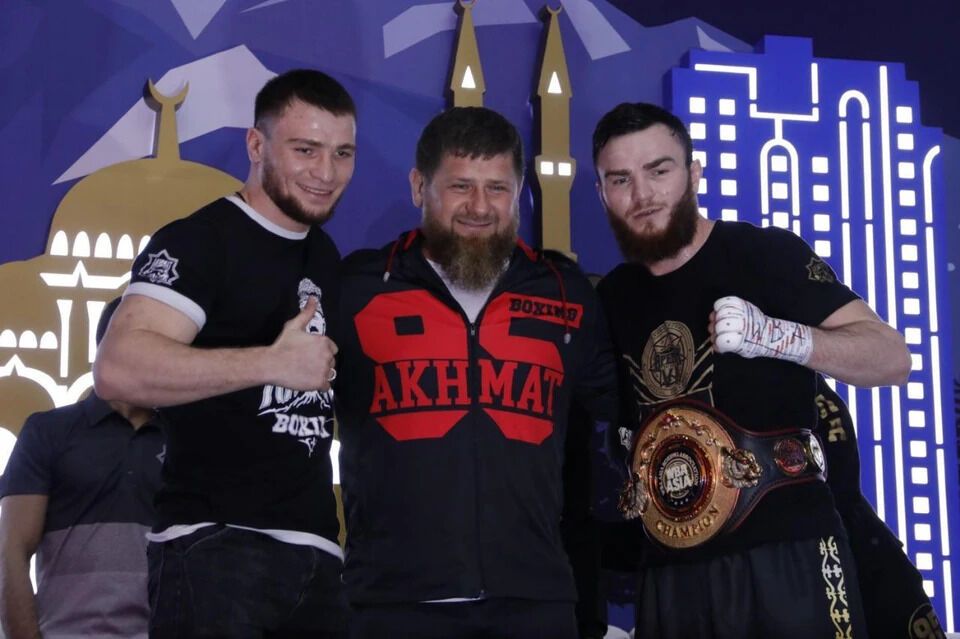 Chatajew z bratem i Kadyrowem.