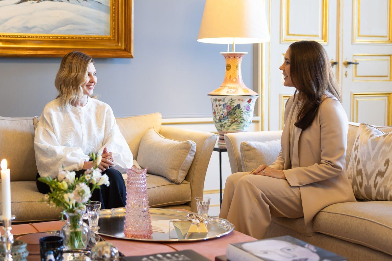 Na poziomie królowej. Ołena Zełenska podczas wizyty w Danii pokazała dwie stylowe stylizacje - modne spodnie na 2024 rok