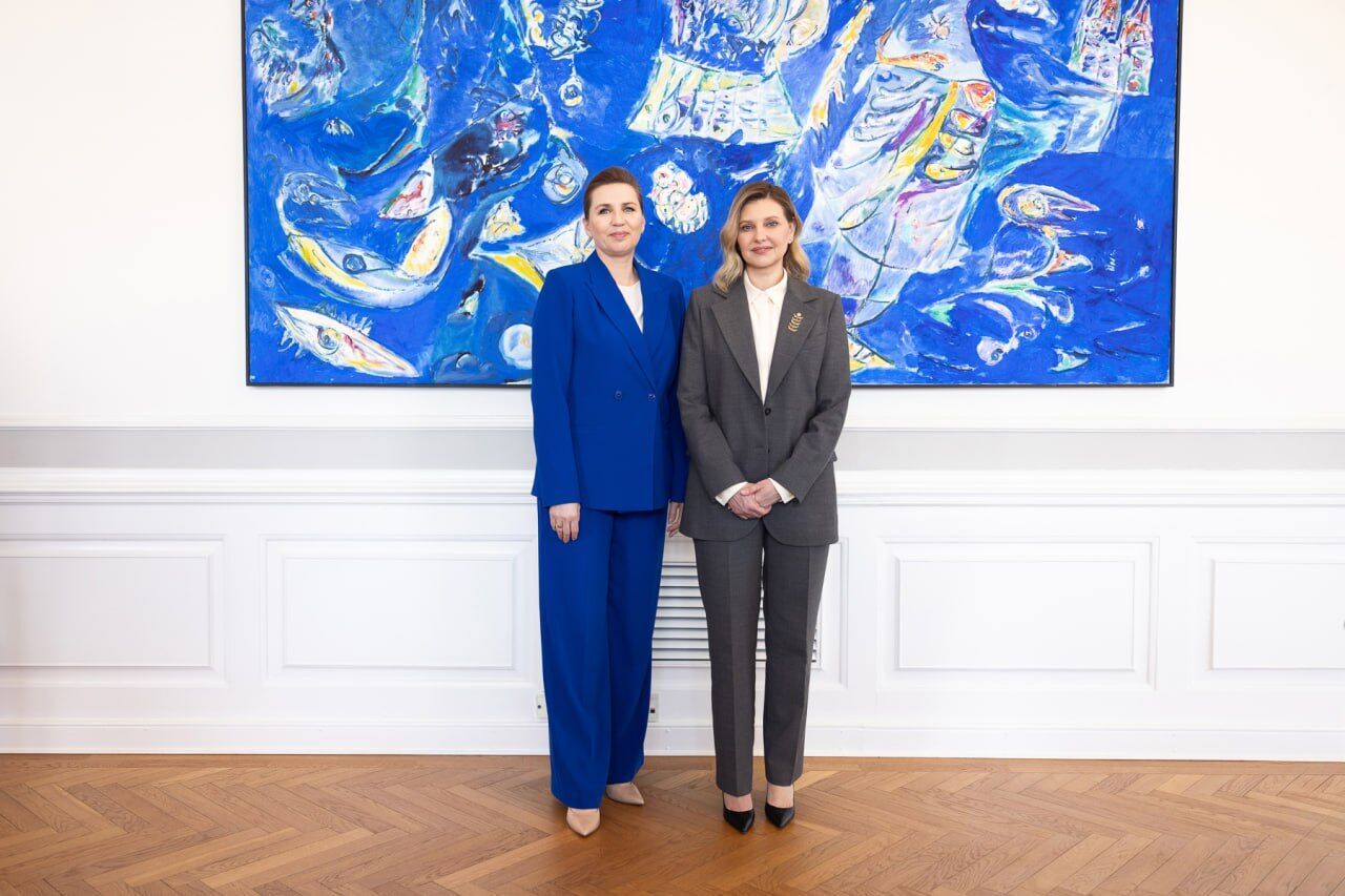 Na poziomie królowej. Ołena Zełenska podczas wizyty w Danii pokazała dwie stylowe stylizacje - modne spodnie na 2024 rok