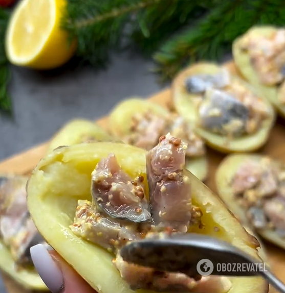 Spectacular appetizer of jacket potatoes and herring: suitable for a festive table and for every day